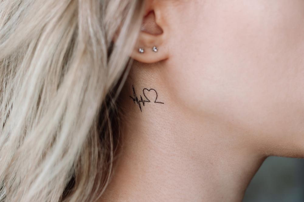 Dyskretny tatuaż: Wyraz osobistej tożsamości