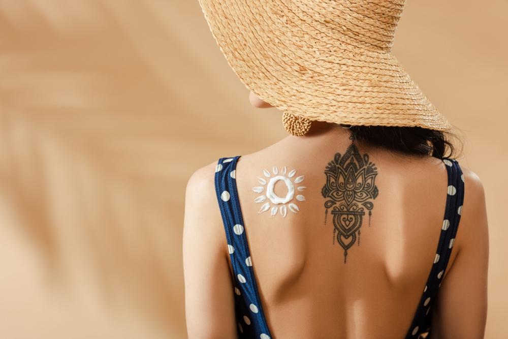 Jak chronić świeży tatuaż przed słońcem?