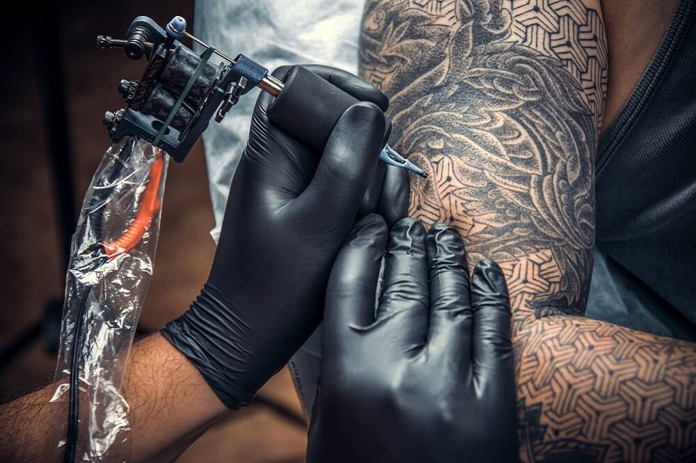 Najlepsze praktyki pielęgnacji skóry z tatuażem latem