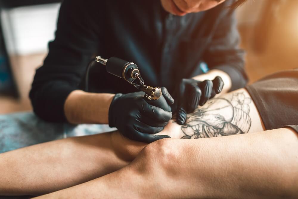 Jakie znaczenie ma umiejscowienie tatuażu na jego blaknięcie?