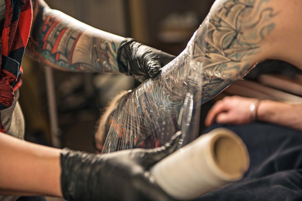 Rodzaje opatrunków na tatuaż - pielęgnacja tatuażu