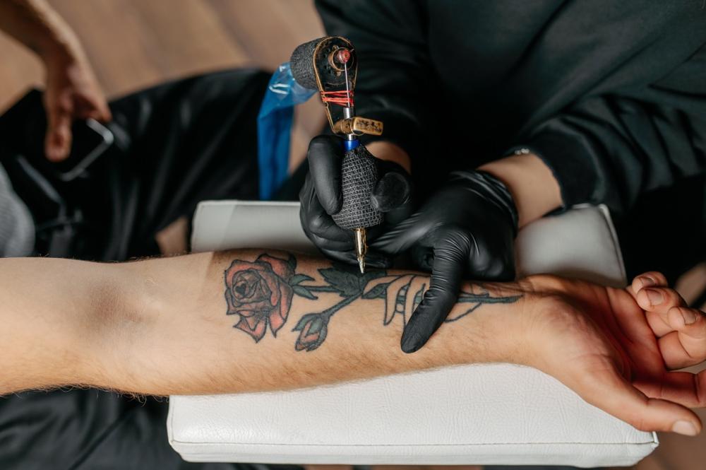 Znaczenie popularnych tatuaży na przedramieniu