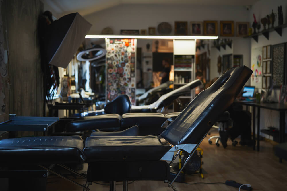 Bezpieczeństwo i higiena w salonie tatuażu - czego nie może zabraknąć w studiu?