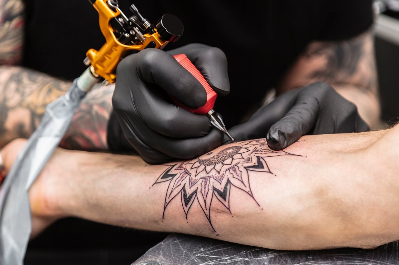 Jak przygotować skórę do tatuażu? Niezbędnik przed wizytą w studiu