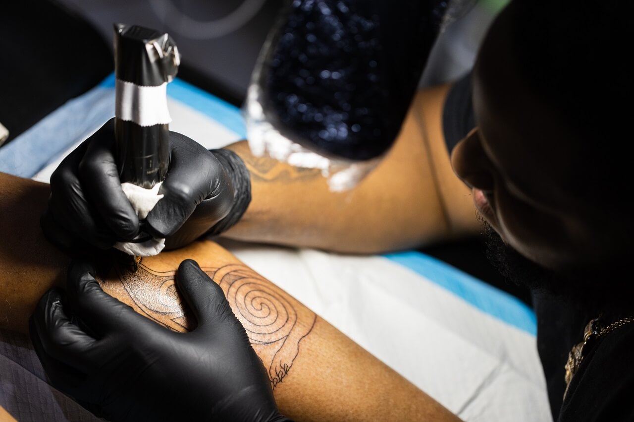 Czego nie robić podczas sesji tatuowania?