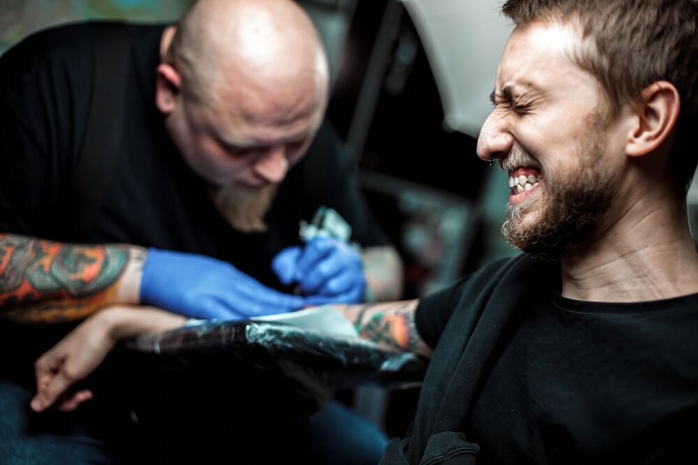 Znieczulenie podczas tatuowania. Jak złagodzić ból?
