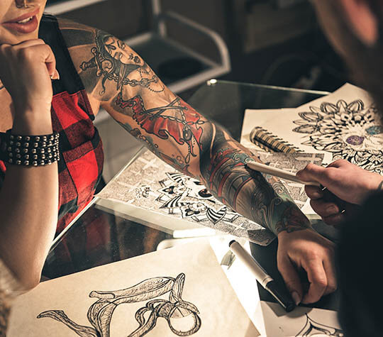 Auswahl eines Tattoos in einem Tattoostudio